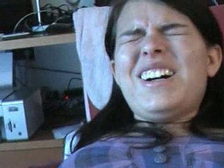 Zuzinka得到她的阴部通过leggins fingerfucked